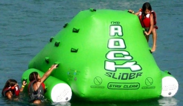  una parete da arrampicata nell'acqua 
